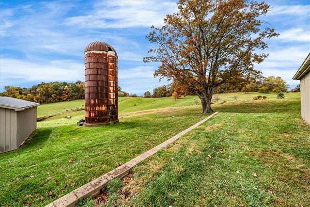 150 Holsing Ln, Frazer, PA 15084