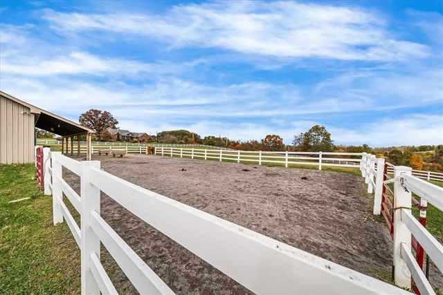 150 Holsing Ln, Frazer, PA 15084