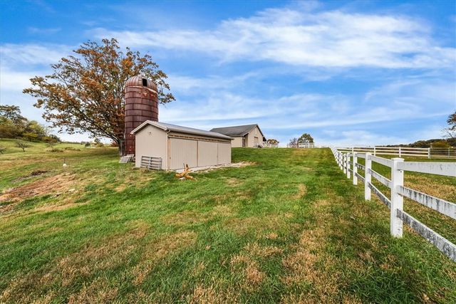 150 Holsing Ln, Frazer, PA 15084