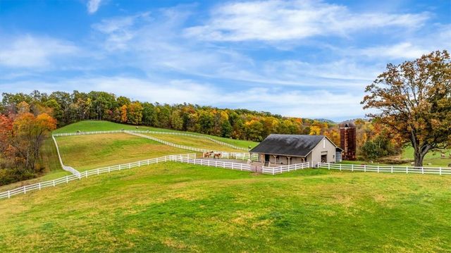 150 Holsing Ln, Frazer, PA 15084