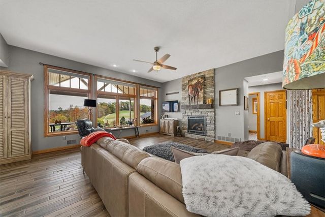 150 Holsing Ln, Frazer, PA 15084