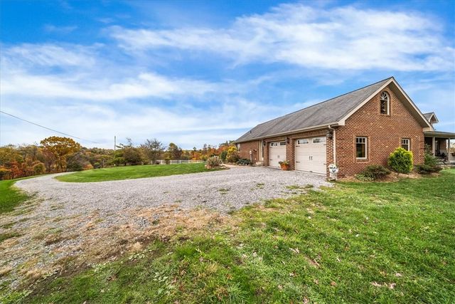 150 Holsing Ln, Frazer, PA 15084