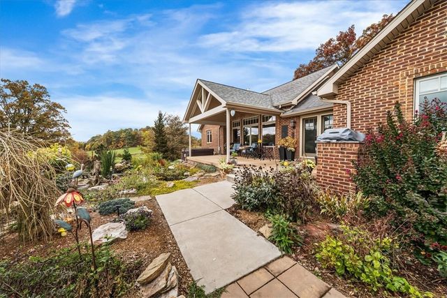 150 Holsing Ln, Frazer, PA 15084