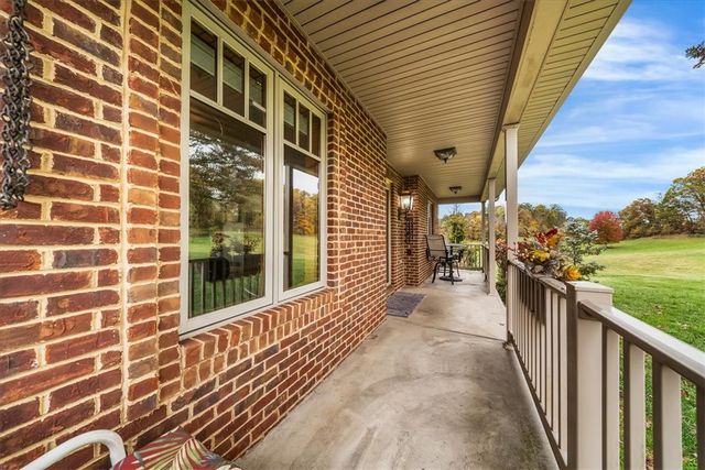 150 Holsing Ln, Frazer, PA 15084