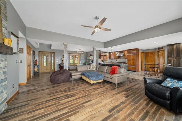 150 Holsing Ln, Frazer, PA 15084