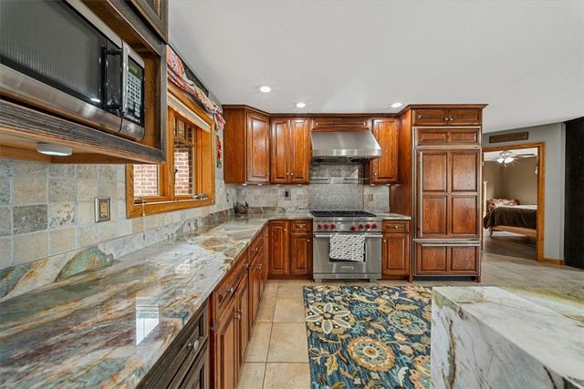 150 Holsing Ln, Frazer, PA 15084