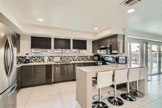 2520 Castlesands Way, Las Vegas, NV 89121