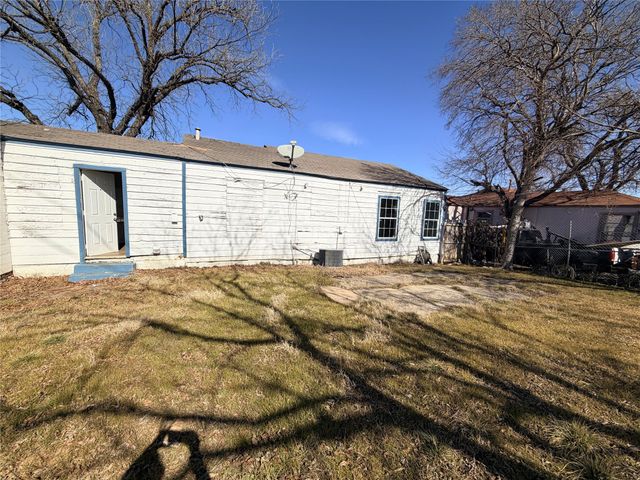 2700 Bideker Avenue, Fort Worth, TX 76105