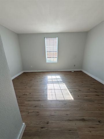 2700 Bideker Avenue, Fort Worth, TX 76105