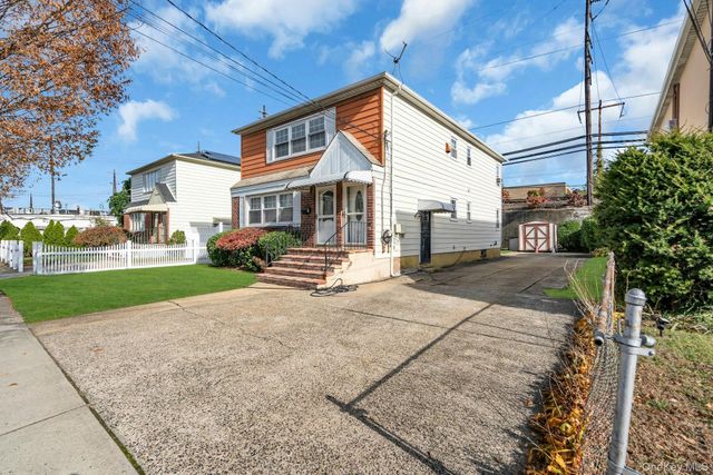 21 Cochran Place, Valley Stream, NY 11581