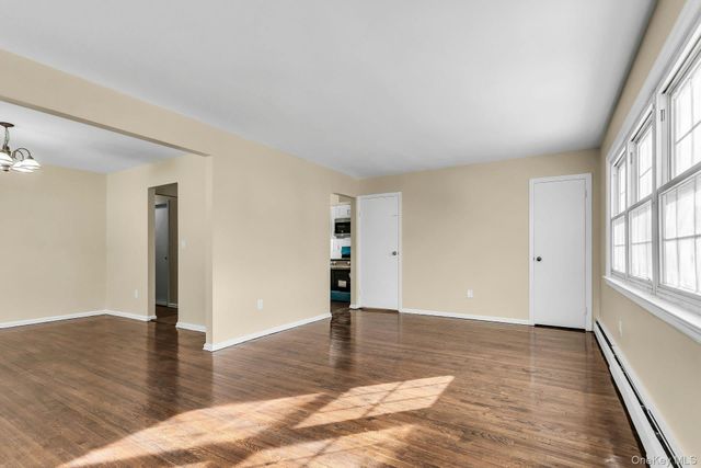 21 Cochran Place, Valley Stream, NY 11581