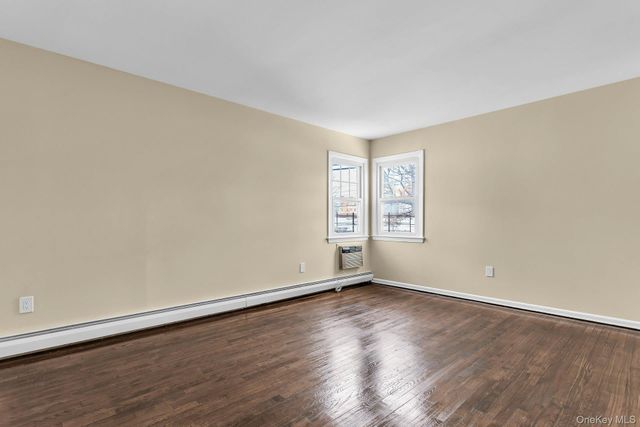 21 Cochran Place, Valley Stream, NY 11581