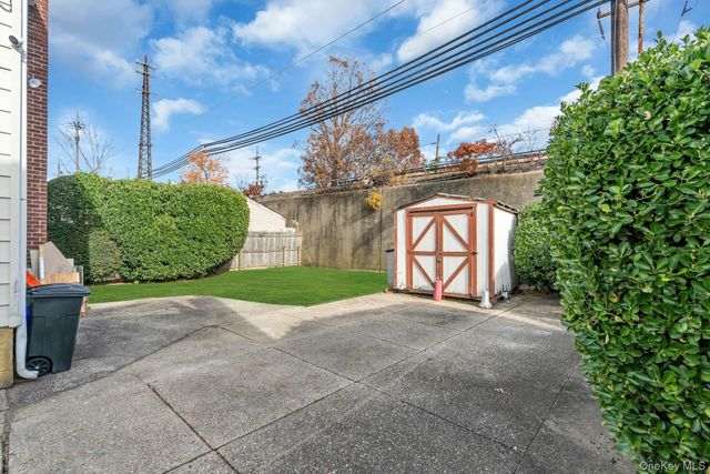 21 Cochran Place, Valley Stream, NY 11581