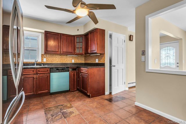 21 Cochran Place, Valley Stream, NY 11581