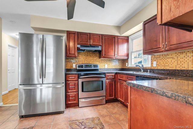 21 Cochran Place, Valley Stream, NY 11581