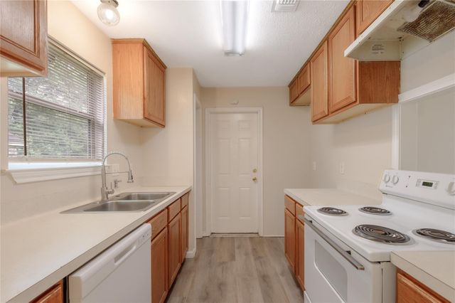 636 Avenue H, Huntsville, TX 77320