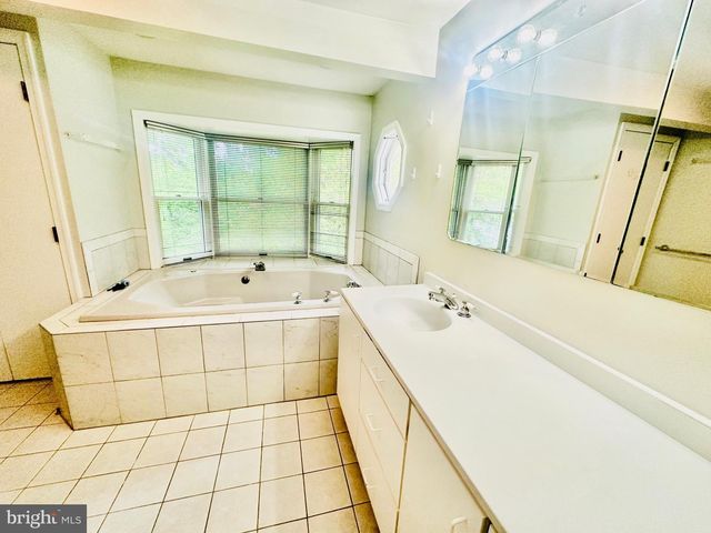 9124 WANDERING TRAIL DR, Potomac, MD 20854