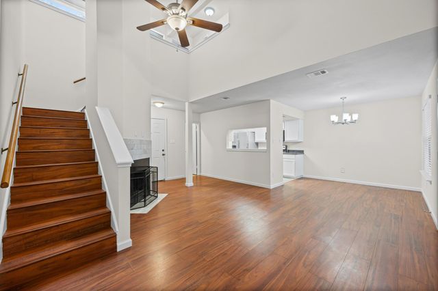 512 Eberhart LN 1402, Austin, TX 78745