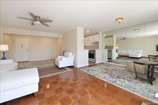 320 E Shore Road 4C, Great Neck, NY 11023