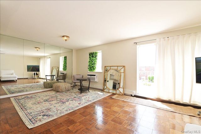 320 E Shore Road 4C, Great Neck, NY 11023