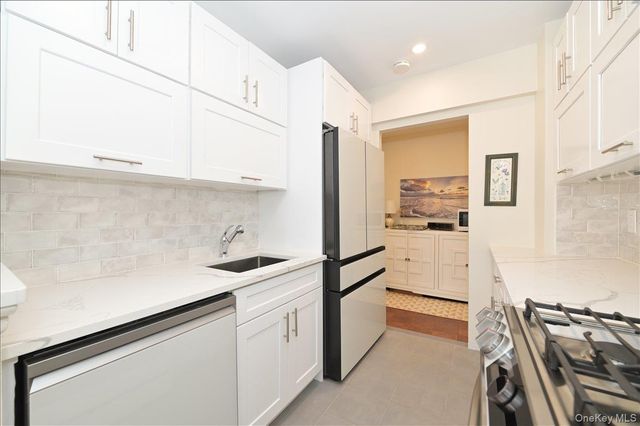 320 E Shore Road 4C, Great Neck, NY 11023