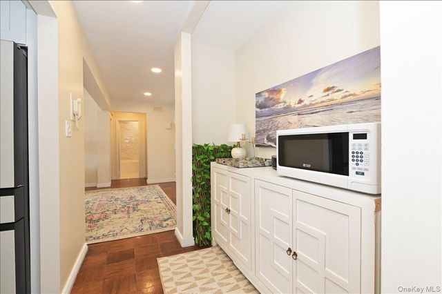 320 E Shore Road 4C, Great Neck, NY 11023