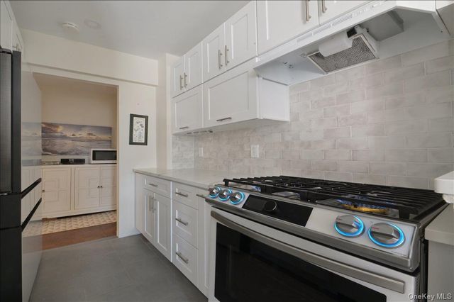 320 E Shore Road 4C, Great Neck, NY 11023