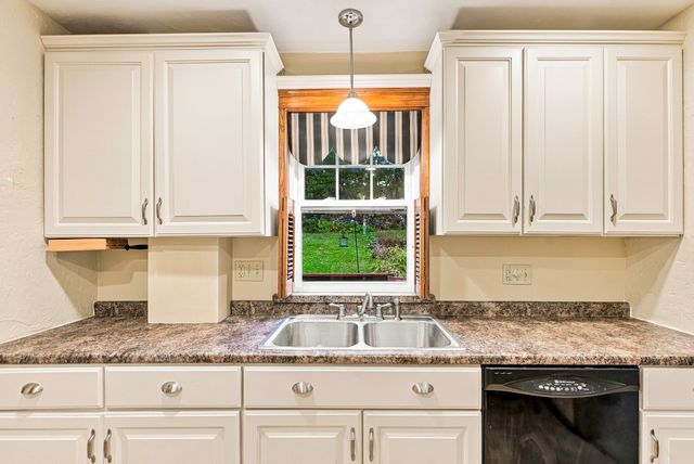 48 Barnard Rd, Worcester, MA 01605