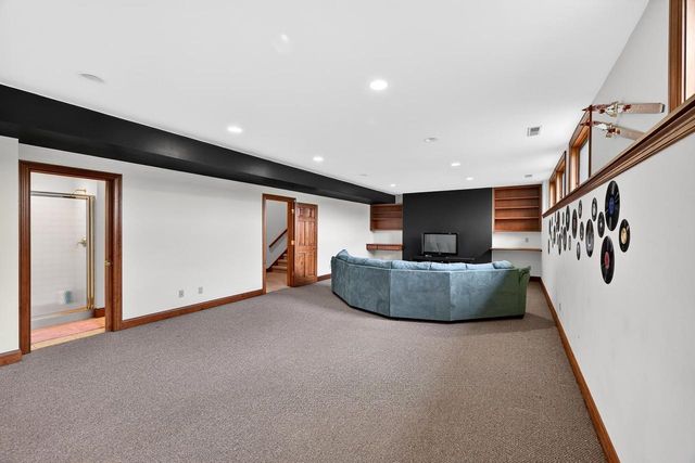 406 2nd Avenue, New Glarus, WI 53574