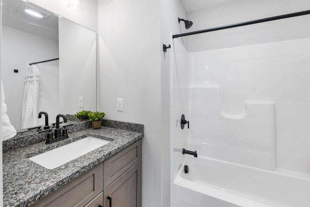 11D Mustang Dr, Litchfield, NH 03052