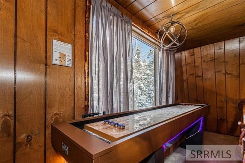 Image 11 of property listing at 2750 SW Sagehen Dr, Island Park, ID 83429