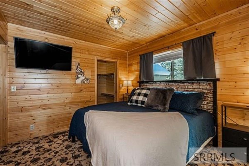 Image 12 of property listing at 2750 SW Sagehen Dr, Island Park, ID 83429