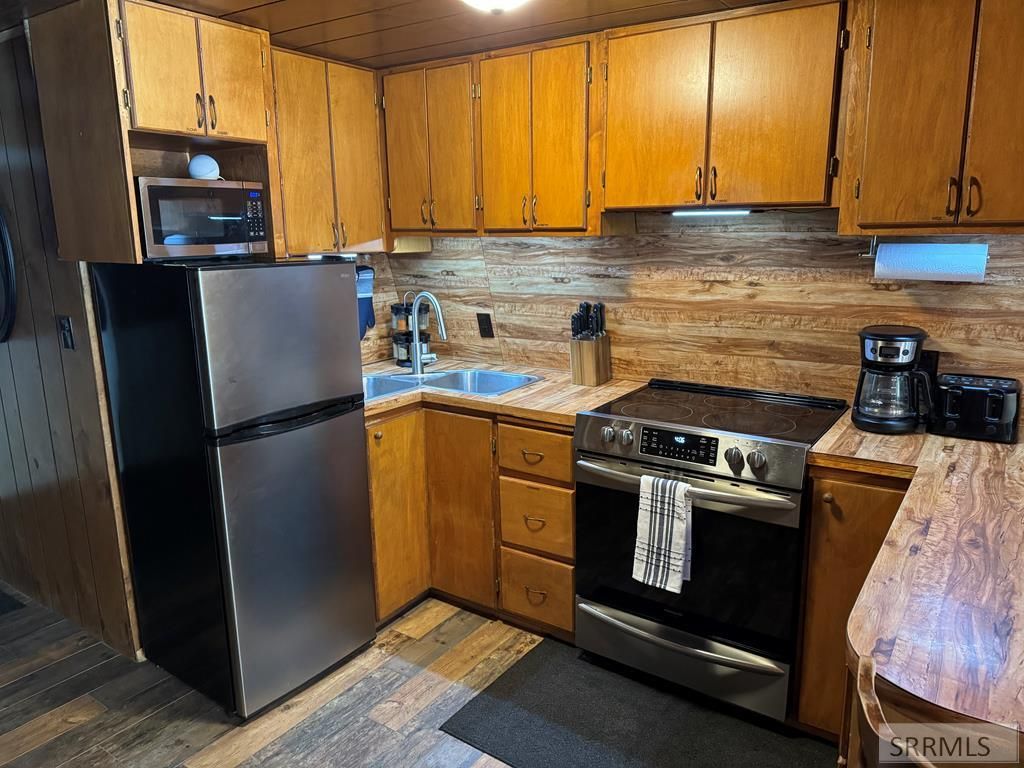 Image 21 of property listing at 2750 SW Sagehen Dr, Island Park, ID 83429