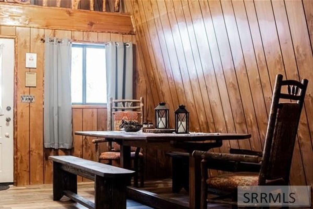 Image 4 of property listing at 2750 SW Sagehen Dr, Island Park, ID 83429