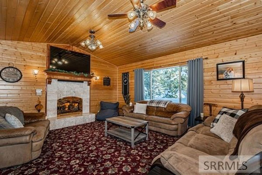 Image 7 of property listing at 2750 SW Sagehen Dr, Island Park, ID 83429