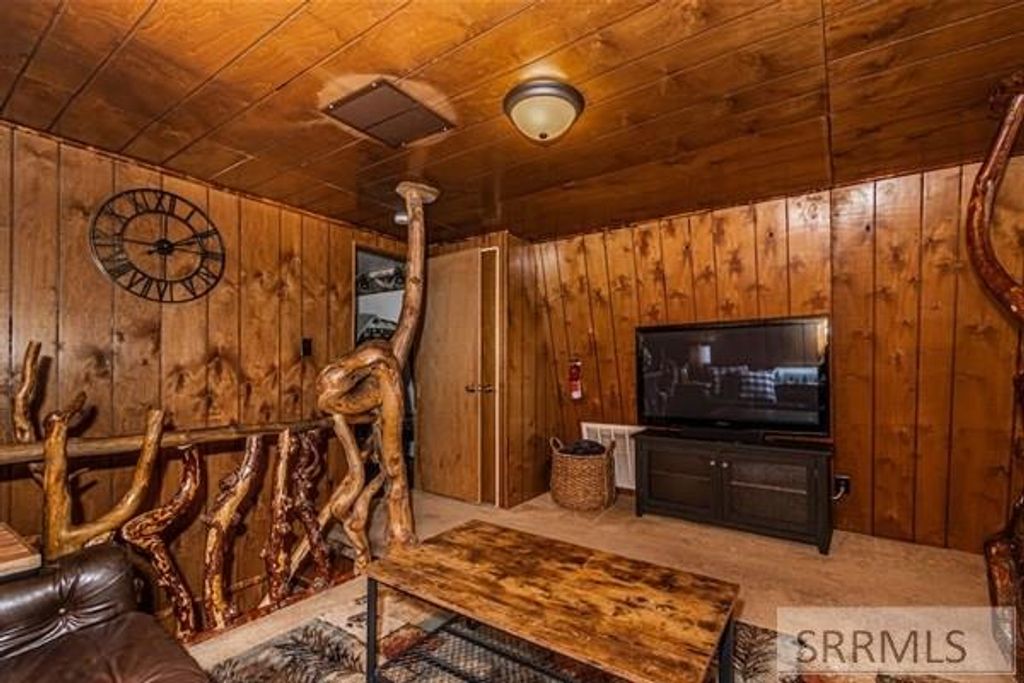 Image 9 of property listing at 2750 SW Sagehen Dr, Island Park, ID 83429