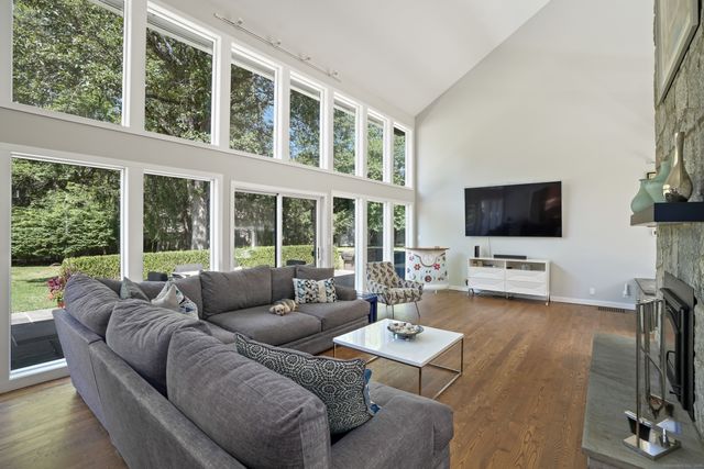 71 North Lake Drive, Stamford, CT 06903