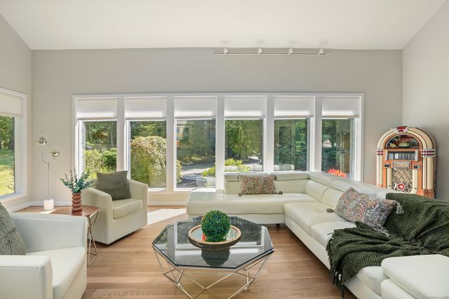71 North Lake Drive, Stamford, CT 06903