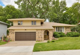 1711 NW 99th Court, Clive, IA 50325