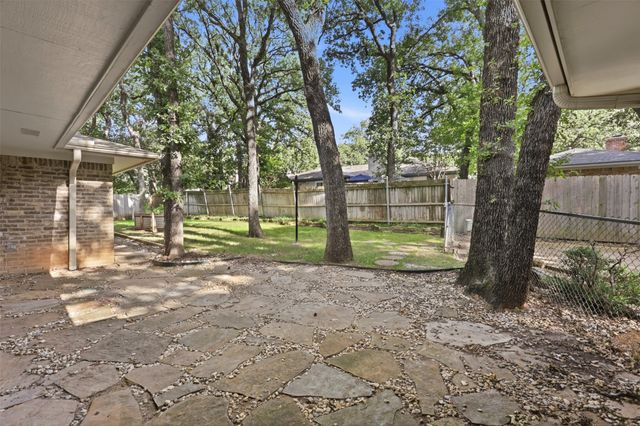 2108 Edgewood Court, Arlington, TX 76013