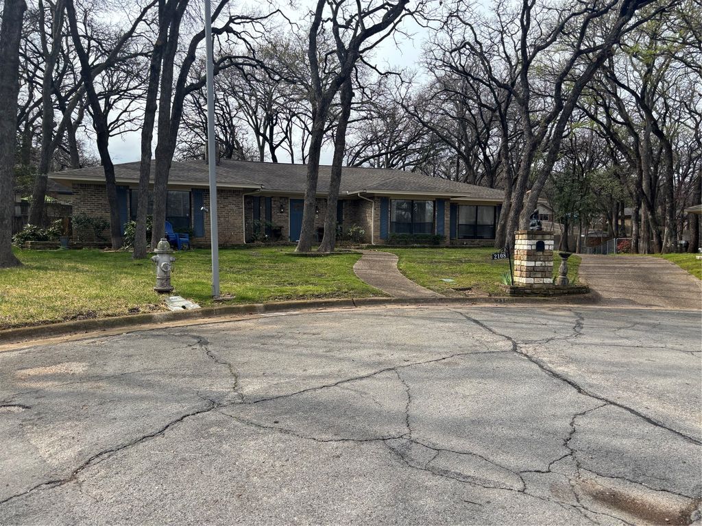 2108 Edgewood Court, Arlington, TX 76013
