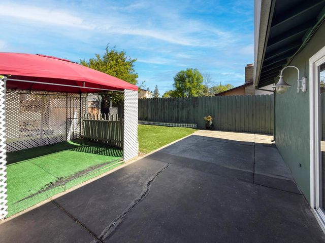 619 E Robinhood Dr, Stockton, CA 95207