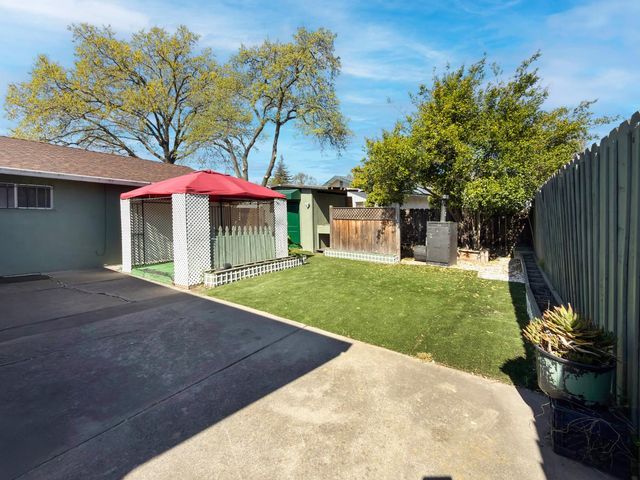 619 E Robinhood Dr, Stockton, CA 95207