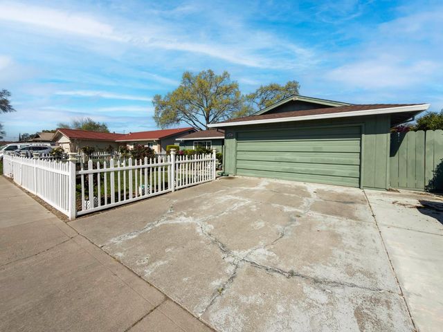 619 E Robinhood Dr, Stockton, CA 95207
