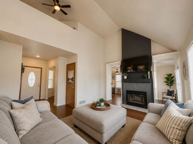 1202 Holiday Drive, Somonauk, IL 60552