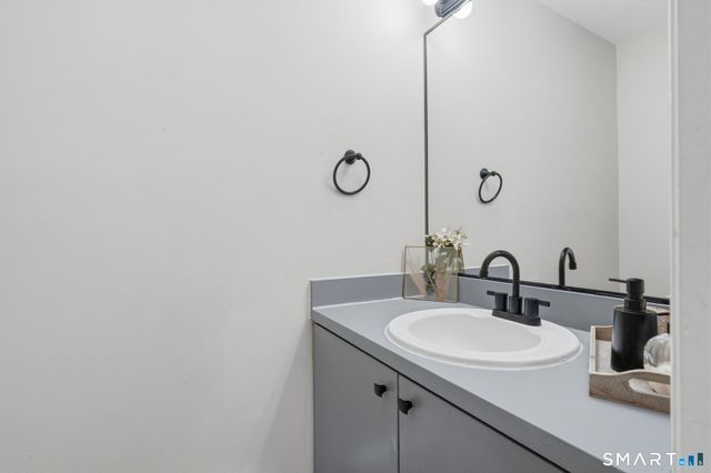 117 Hamden Avenue APT I, Waterbury, CT 06704