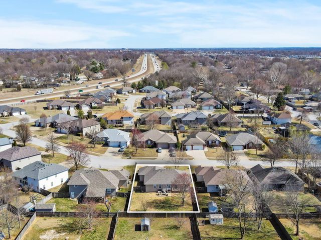 3947 South El Susan Avenue, Springfield, MO 65807