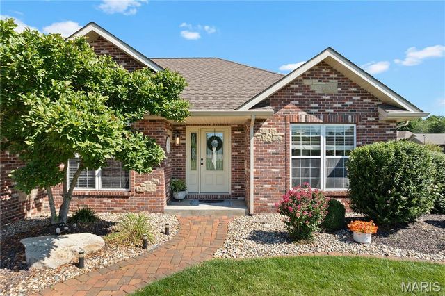 137 Stonebridge Bluff Drive, Maryville, IL 62062