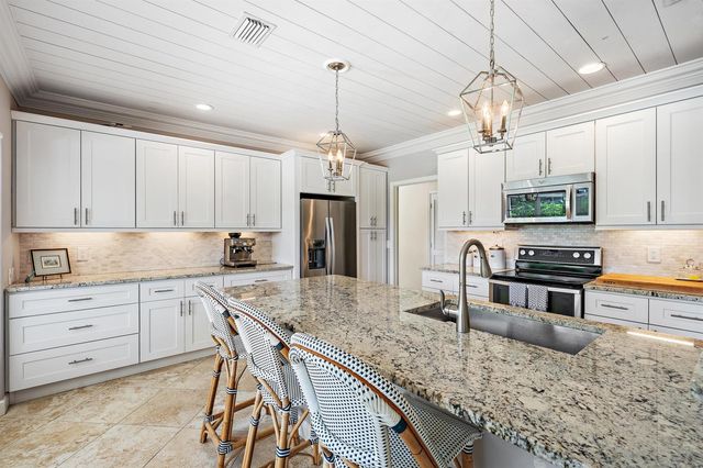 3 SE Loggerhead Lane, Tequesta, FL 33469
