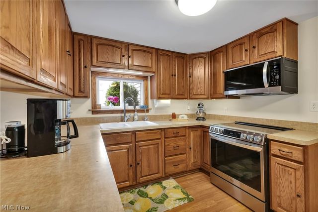 8704 Columbia Road, Olmsted Falls, OH 44138